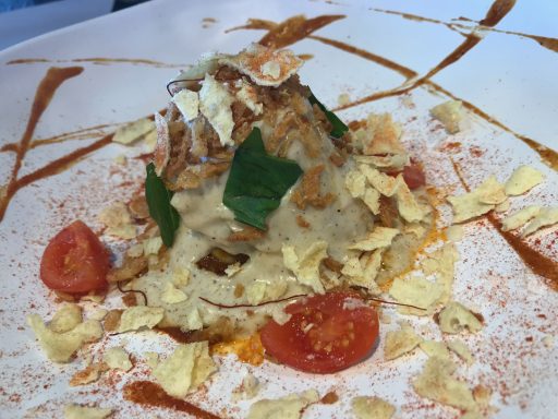 "Lasaña coreana de wonton y vaca vieja gallega con shitaktes. Tomates escabechados picantes. Bechamel de cabra cardamomo"
