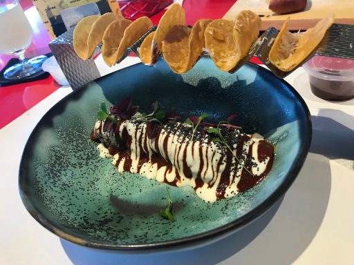 "Mini tacos crujientes de jarrete meloso de cochino ibérico pibil. Crema agria y queso Idiazabal"