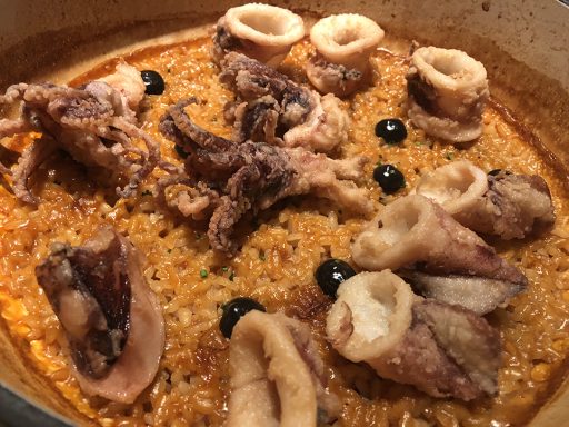 “Arroz de chipirones con ali olí de su tinta”