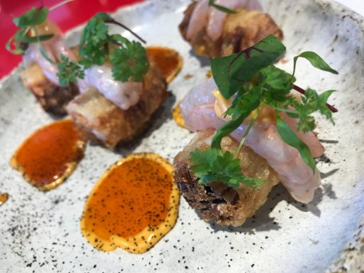 "Nen vietnamita de pato y sashimi tibio de gambas blancas con agridulce de chiles y alioli cremoso"
